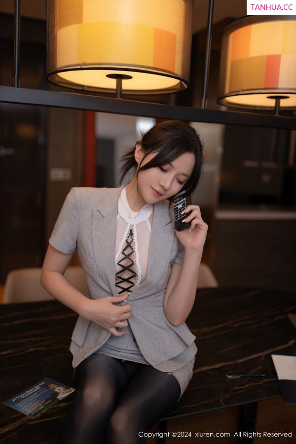 鱼子酱fish  [XiuRen]高清写真图 2024.09.20 No.9189 鱼子酱Fish 黑丝美腿第14张图片